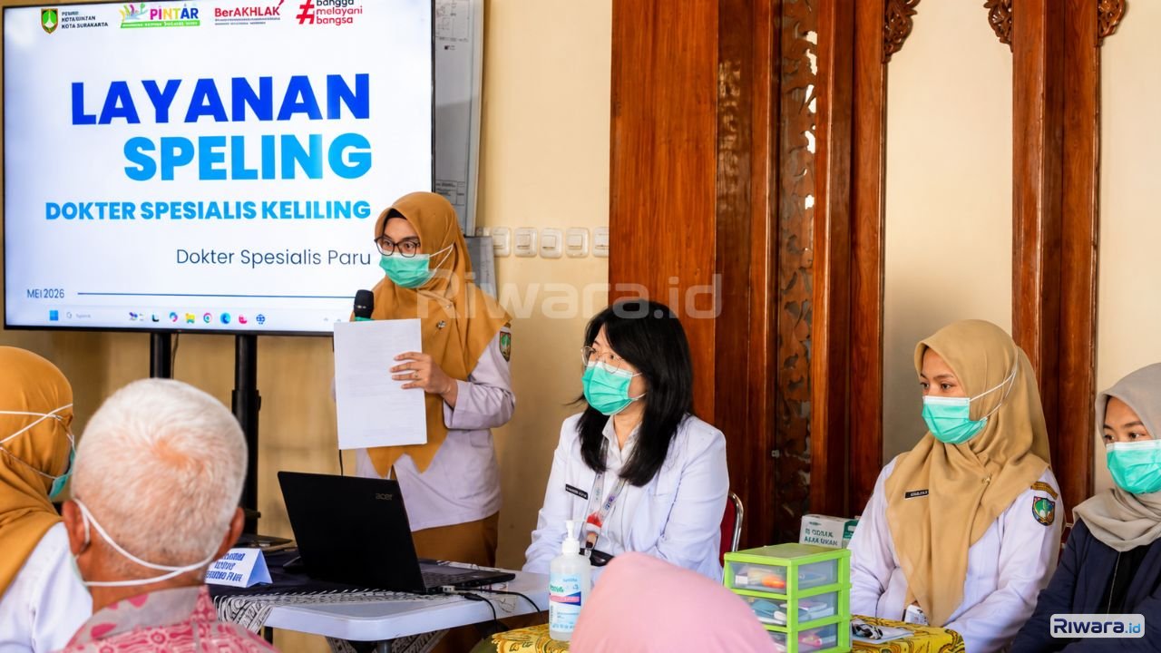 Petugas kesehatan dari Puskesmas Setabelan melayani warga dalam kegiatan tracing TBC terintegrasi program Cek Kesehatan Gratis CKG di Kelurahan Ketelan Kecamatan Banjarsari Surakarta Selasa 26 Mei 2026